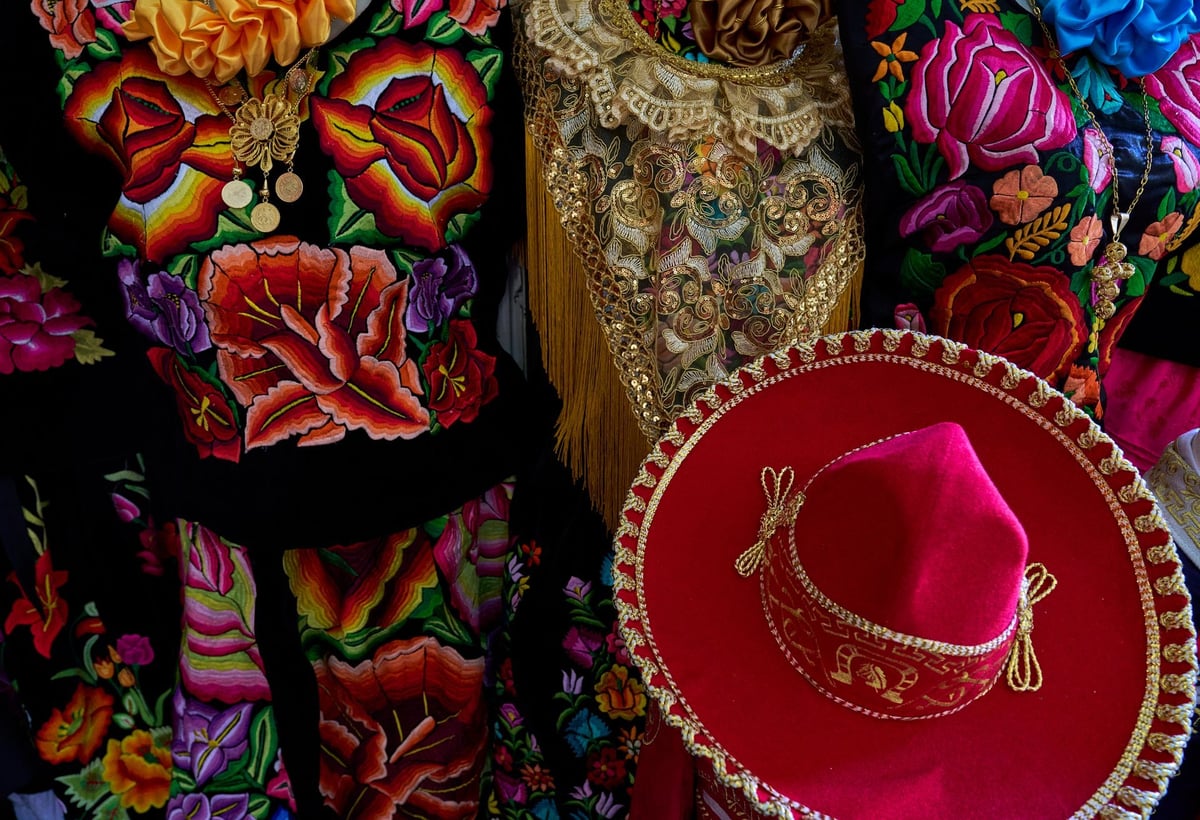 Vestimenta tradicional mexicana en exhibición