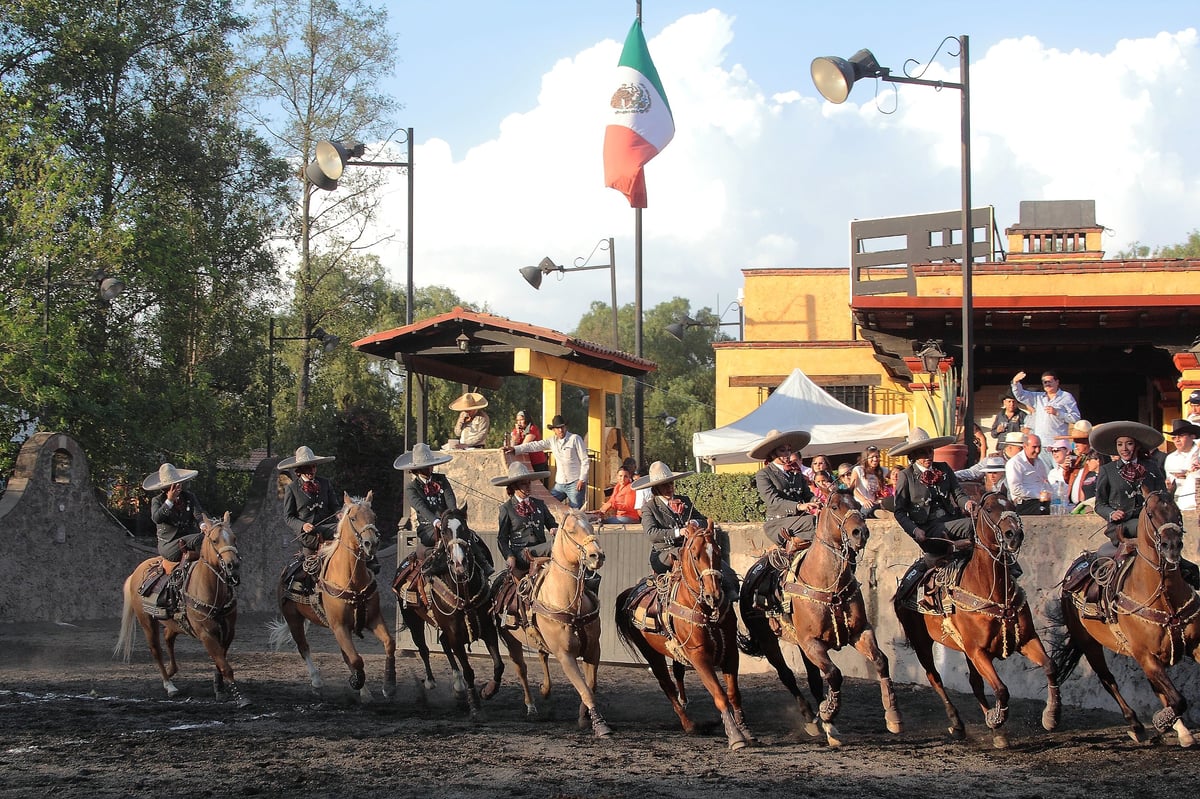 Equipo de escaramuza en competencia tradicional en el lienzo charro