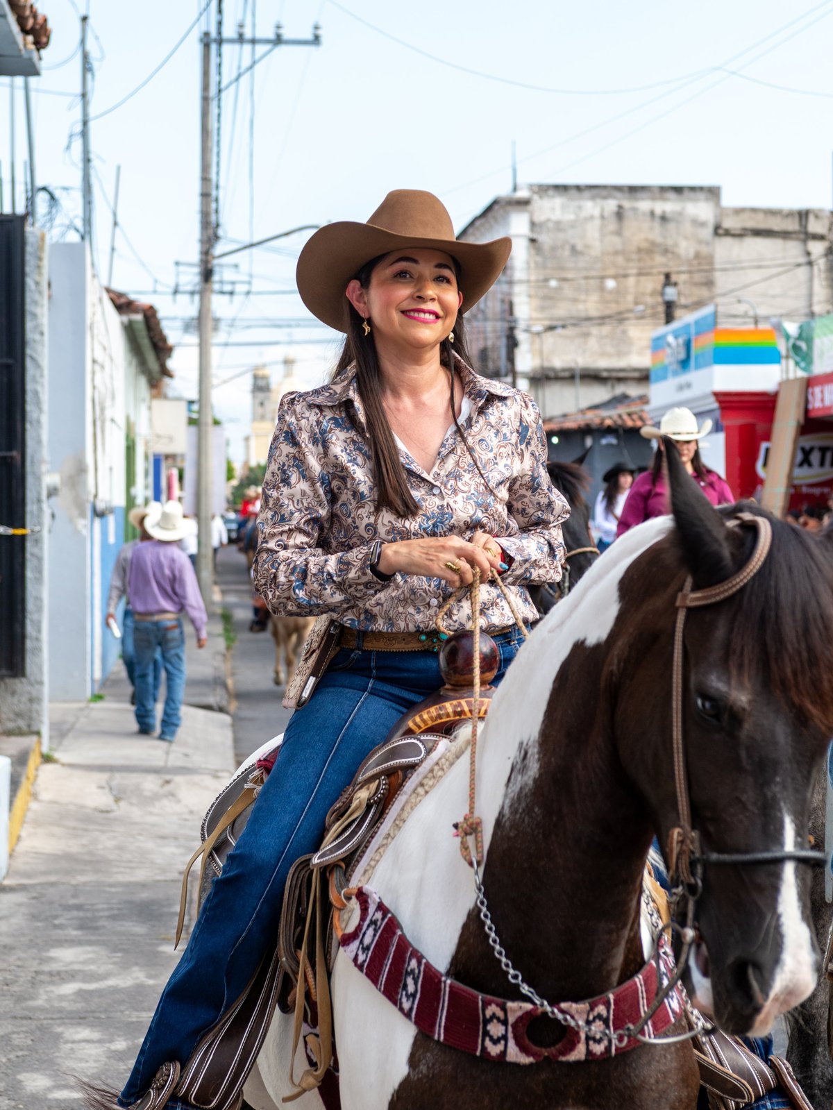 Charra a caballo en desfile tradicional mexicano
